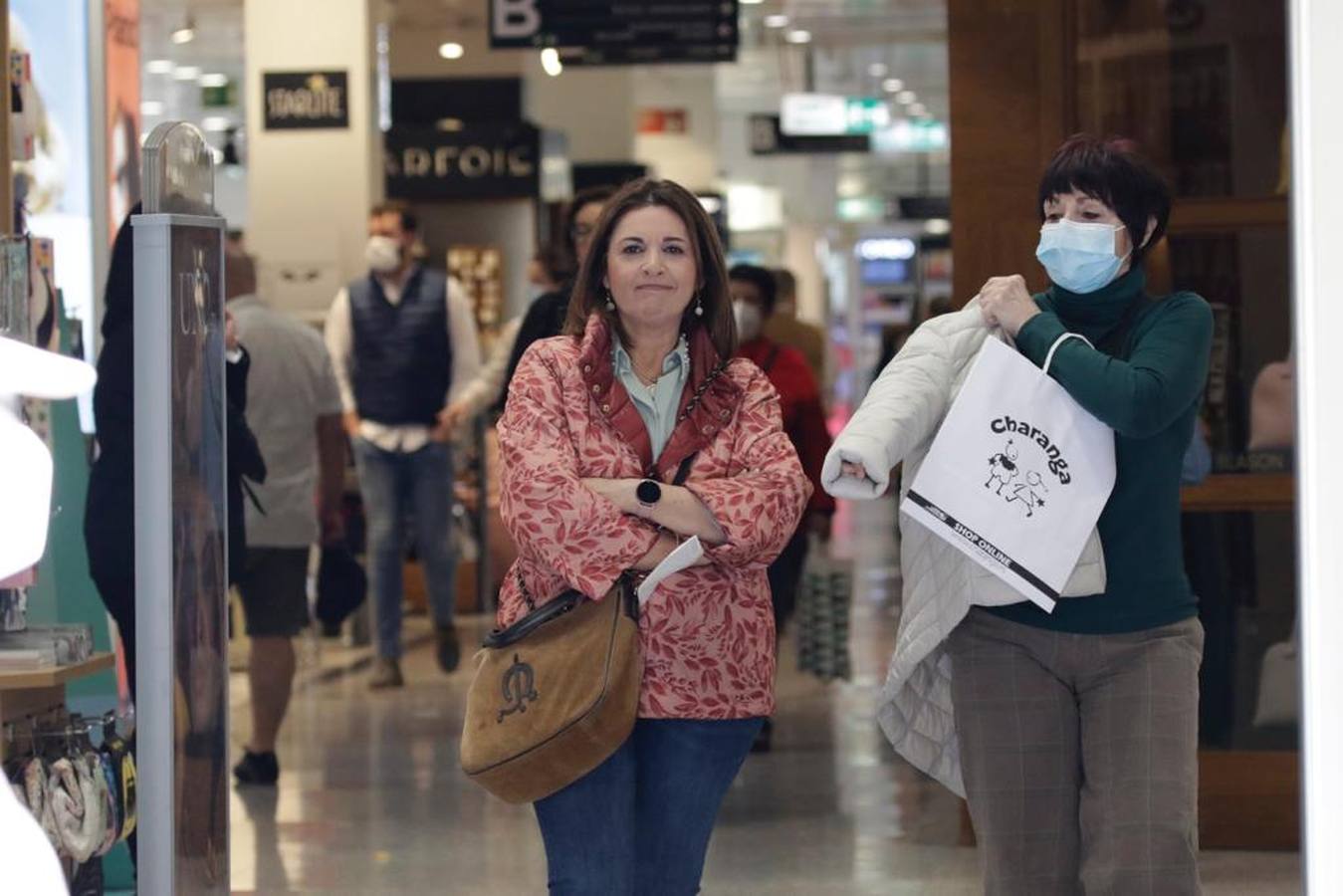 Primer día sin mascarillas: los sevillanos mantienen la cautela